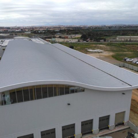 Couvreur Millau (12) - Construction d'une plateforme multi-flux pour la Poste immobilier à Perpignan (66) - Couverture aluminium